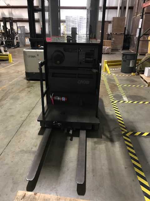 2001 Crown SP3020-30 order picker, Valley View (Cleveland), OH - ORDER PICKER