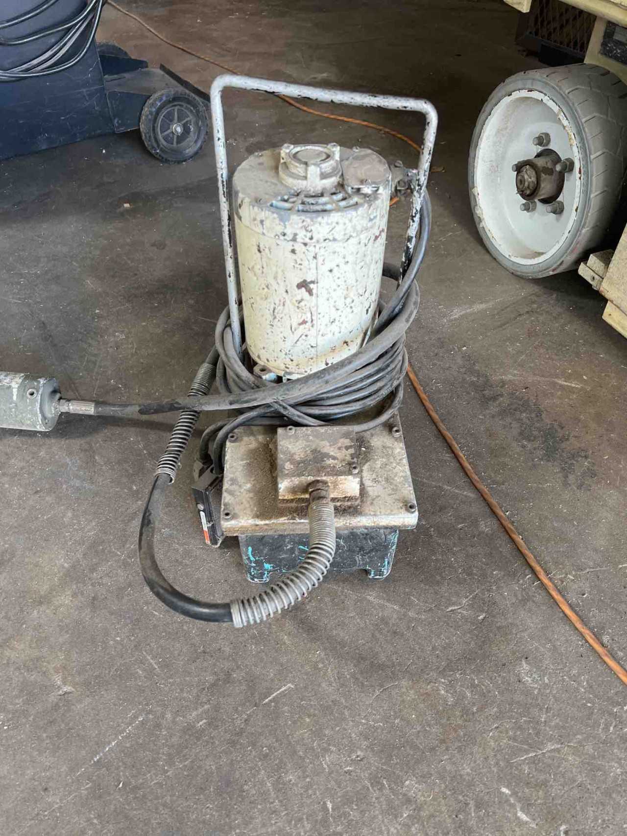 Westinghouse Electric Puller 3/4 HP - Wire Rope Crimper - MATERIAL HANDLING Westinghouse Electric Puller 3/4 HP - Wire Rope Crimper - MATERIAL HANDLING