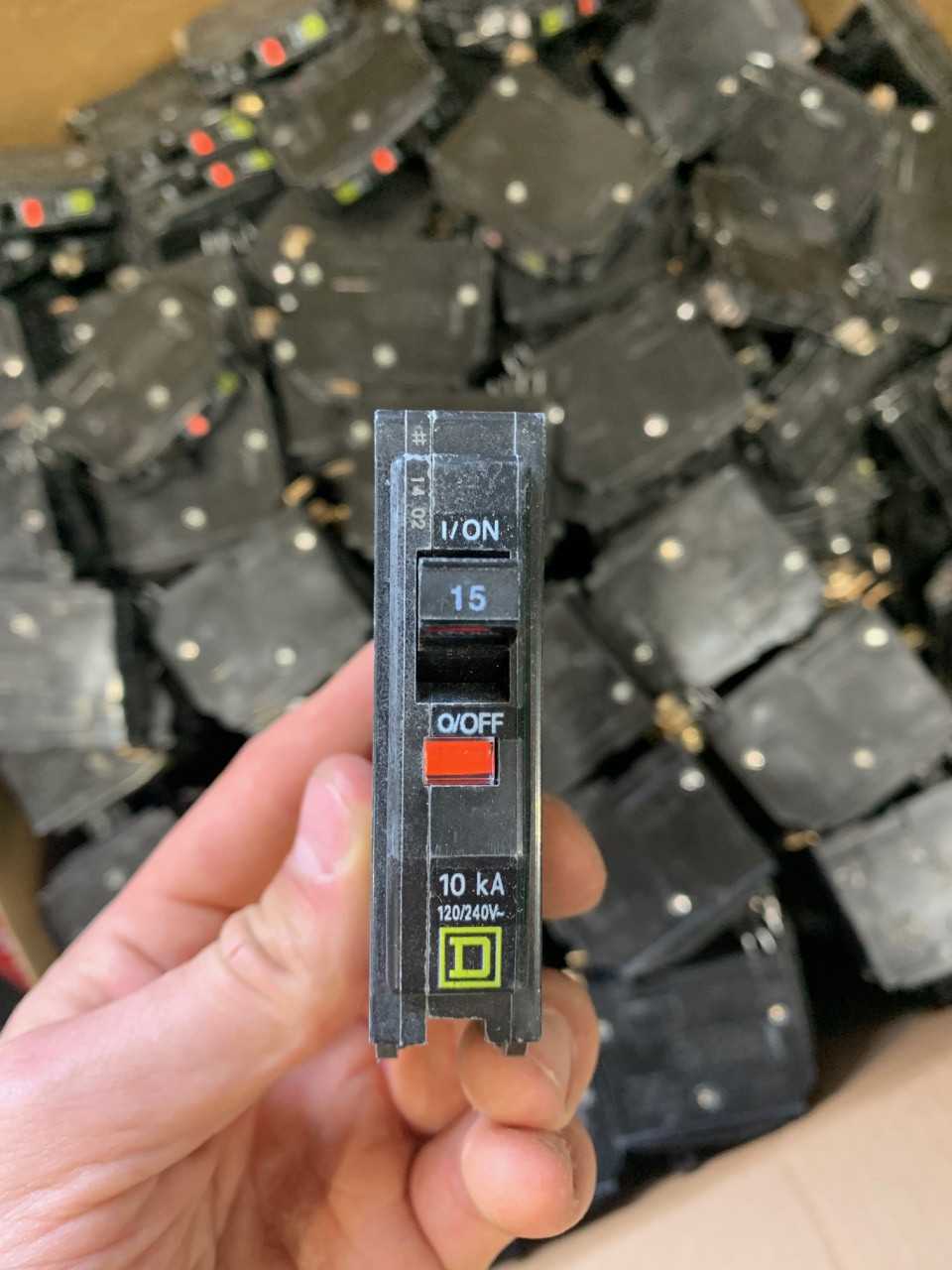 Square D QOB 115 1P 15A Breakers (x640) - CIRCUIT BREAKERS