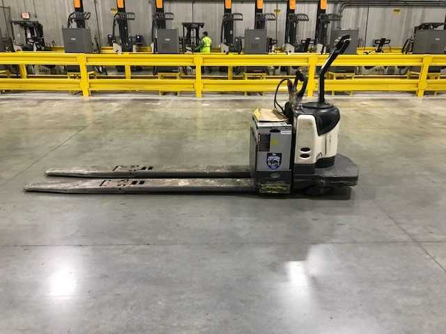 2005 Crown PE4000-60 rider jack, Hebron, KY - MANUAL PALLET JACKS