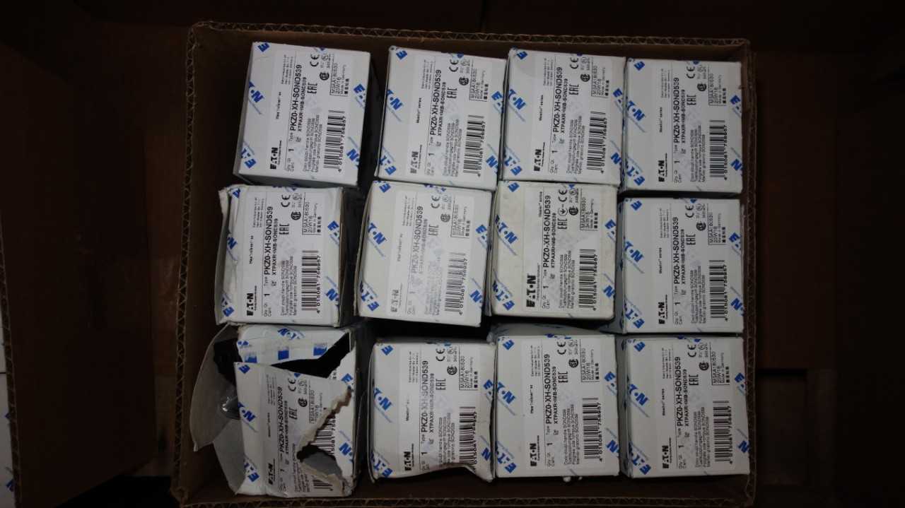 LOT OF 12 EATON PKZ0-XH-SOND539 DOOR COUPLING SWITCHES - ELECTRICAL COMPONENTS