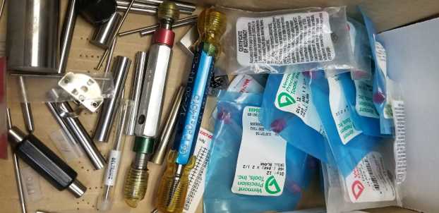 Box of GO-NO-GO & Thread Gauges - INSTRUMENTATION Box of GO-NO-GO & Thread Gauges - INSTRUMENTATION