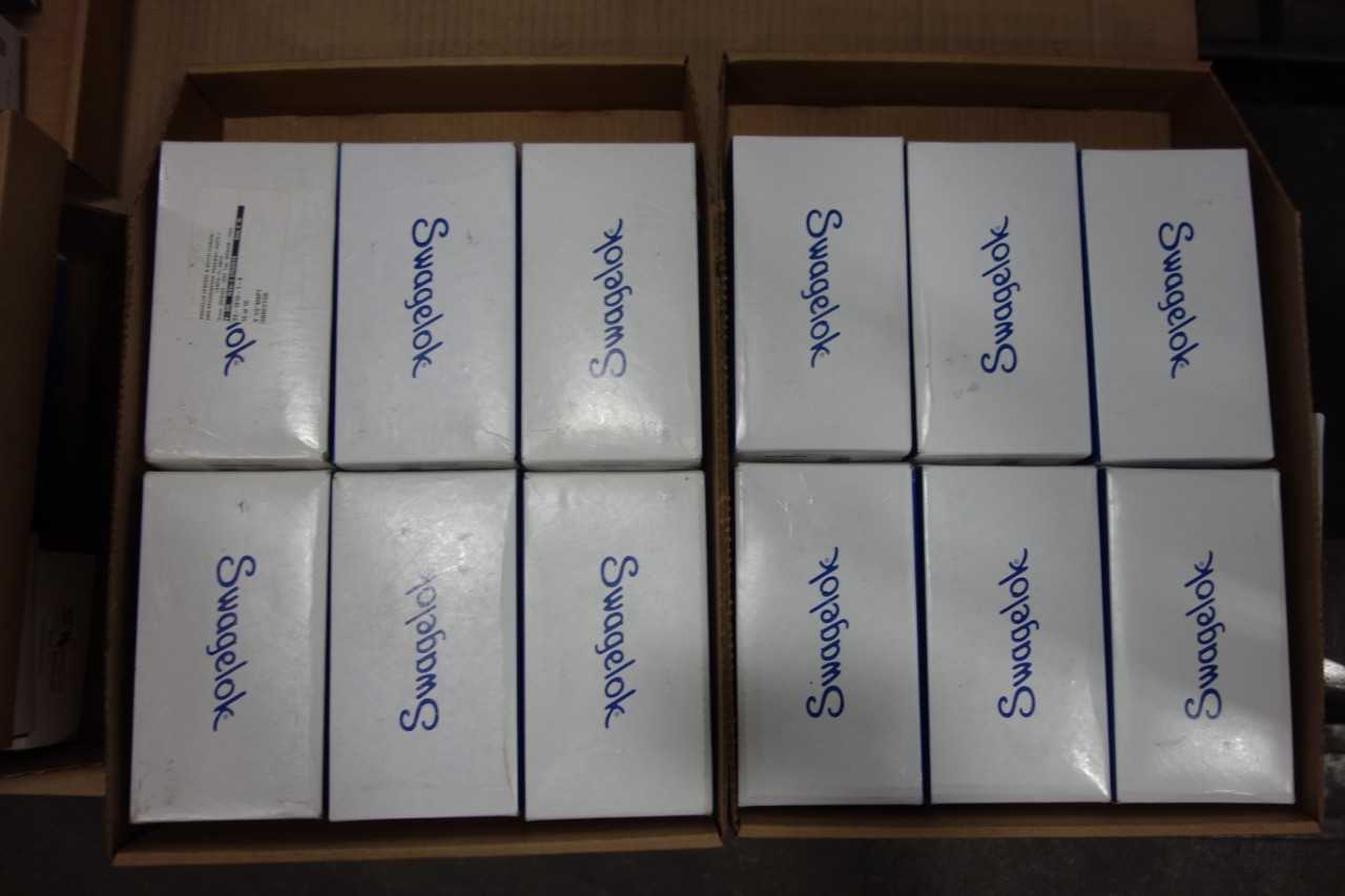 2 TOTES OF SWAGELOK BOXES OF 5 MALE CONNECTOR 1IN 1/2IN STAINLESS TUBE NPT PIPE ADAPTERS - INDUSTRIAL PARTS