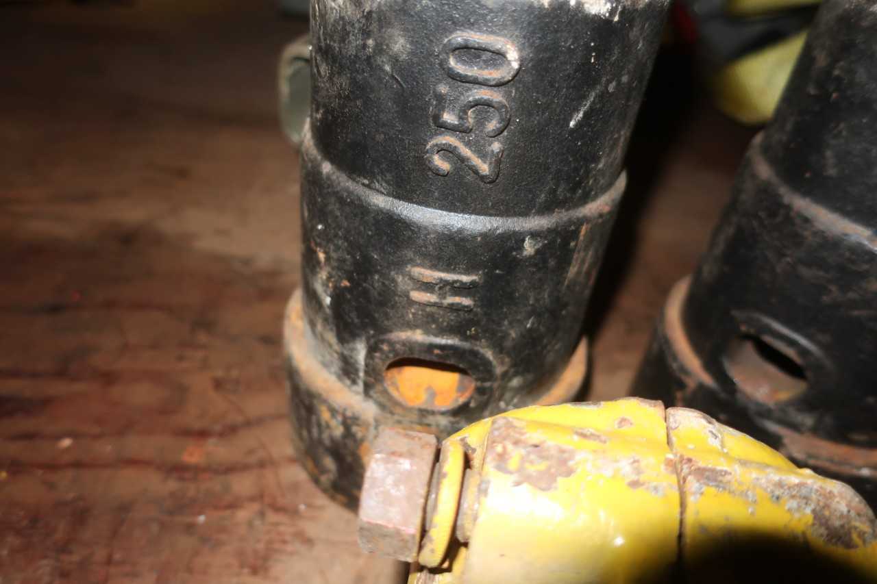 LOT OF ASSORTED ANCHOR ADAPTORS - ELECTRICAL COMPONENTS