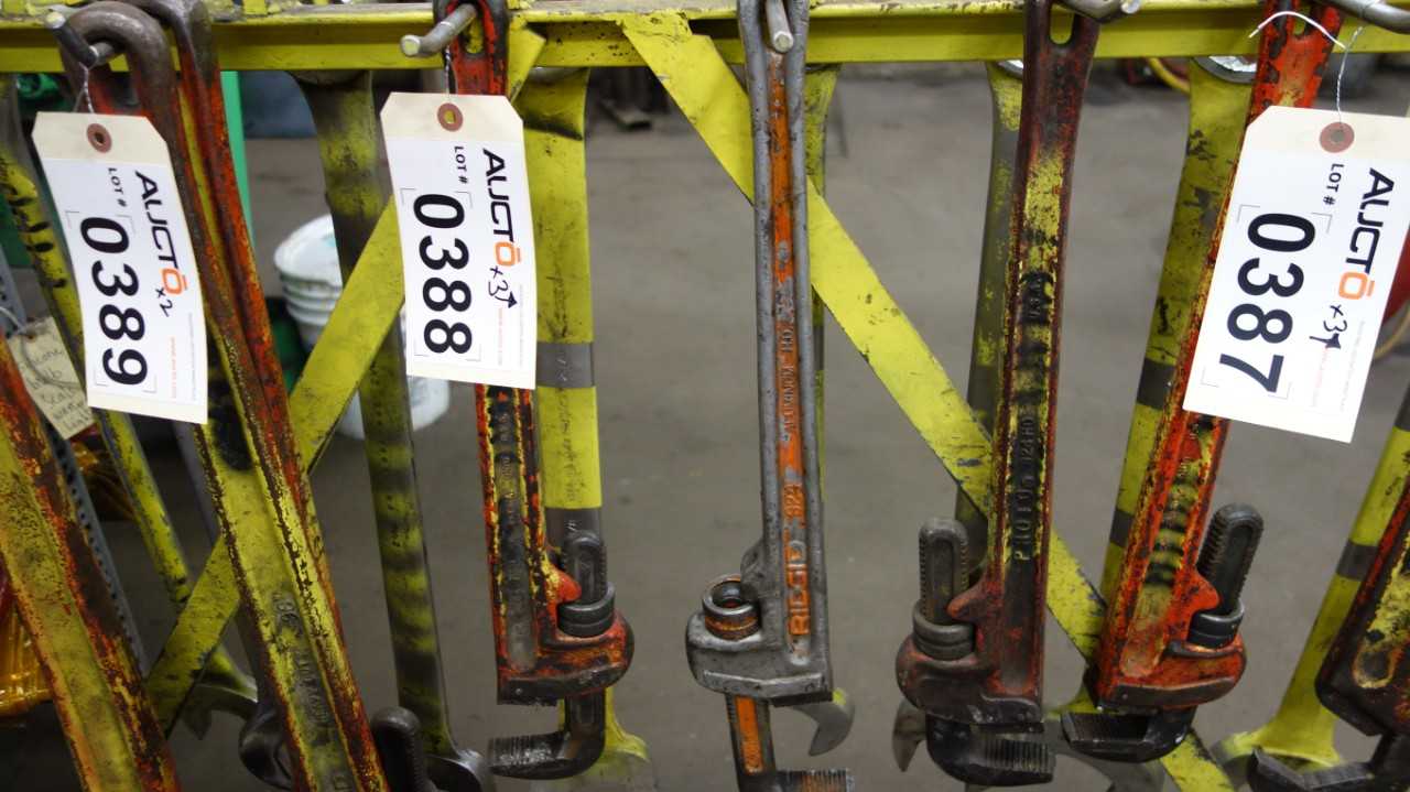 ASSORTED LOT OF 3 RIDGID 24 IN PIPE WRENCHES - HAND TOOLS