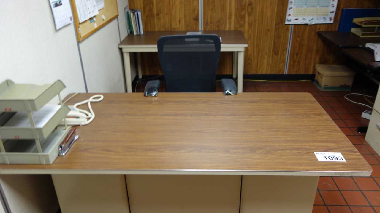 LOT OF FURNITURE, 2X TABLE, 1X CHAIR - PLANT & FACILITY
