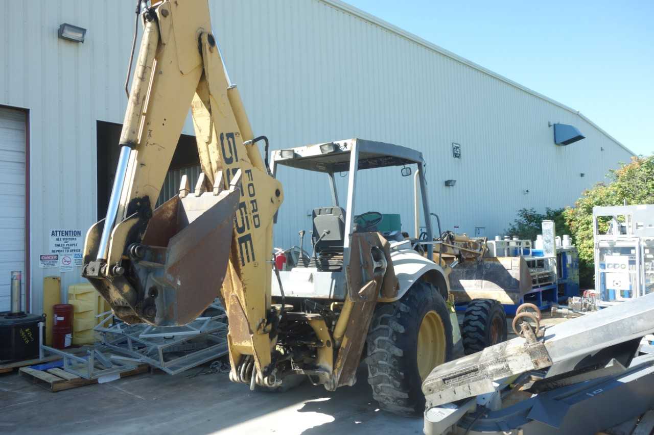 1998 FORD NEW HOLLAND 555E BACKHOE - BUSES