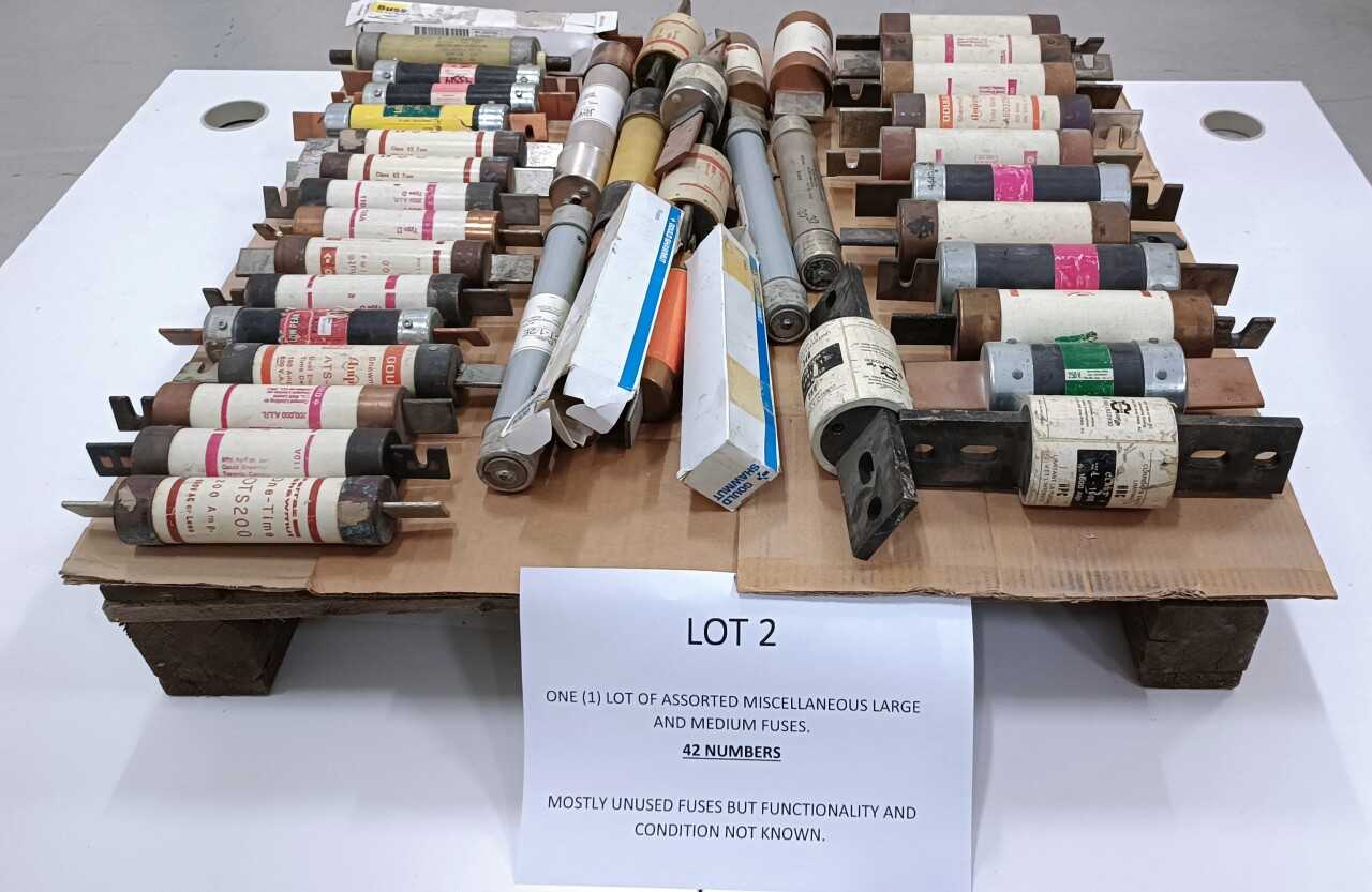 ONE (1) LOT OF ASSORTED MISCELLANEOUS LARGE AND MEDIUM FUSES. - FUSES