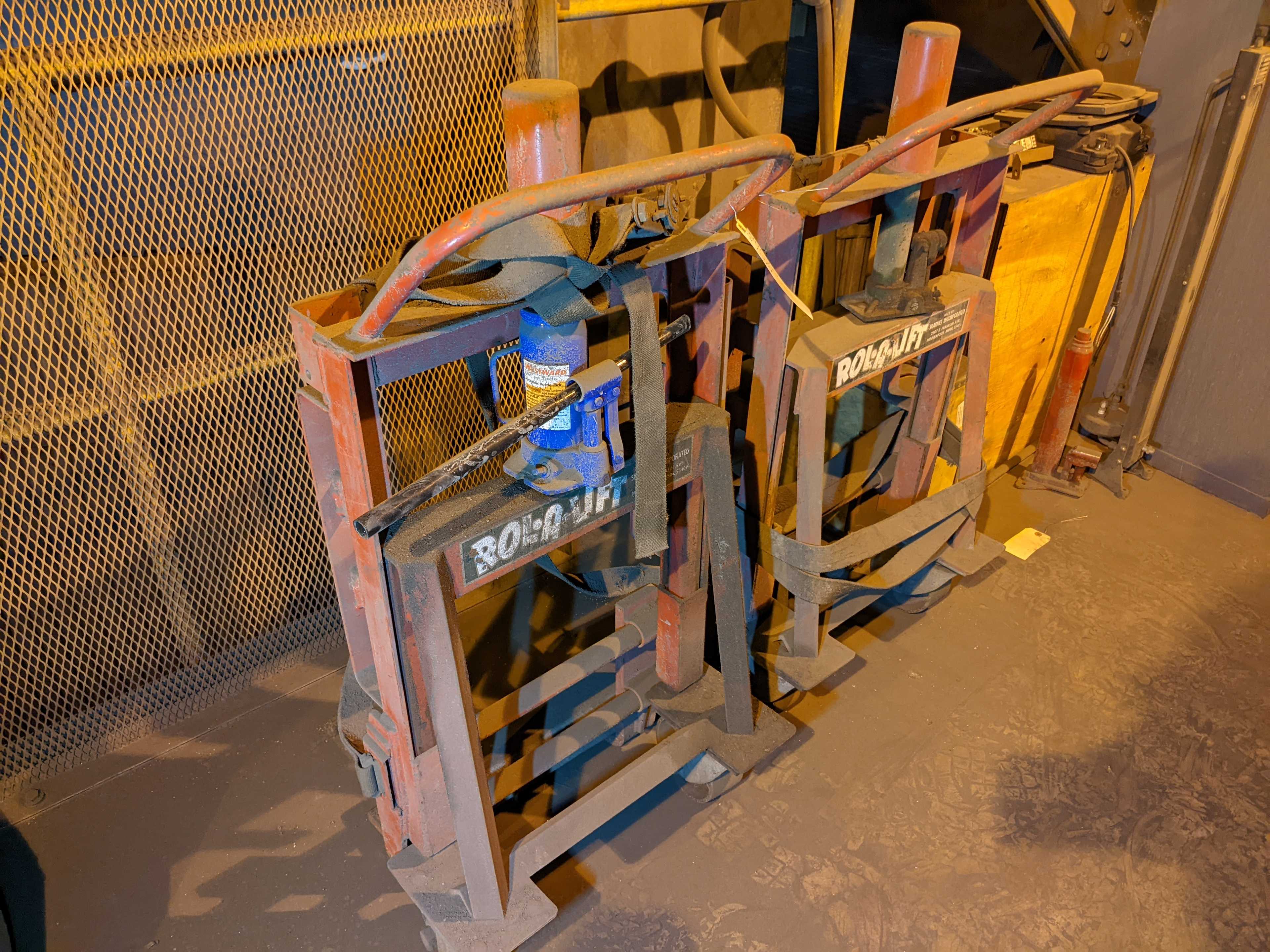 LOT OF TWO HYDRAULIC LIFTS - MATERIAL HANDLING