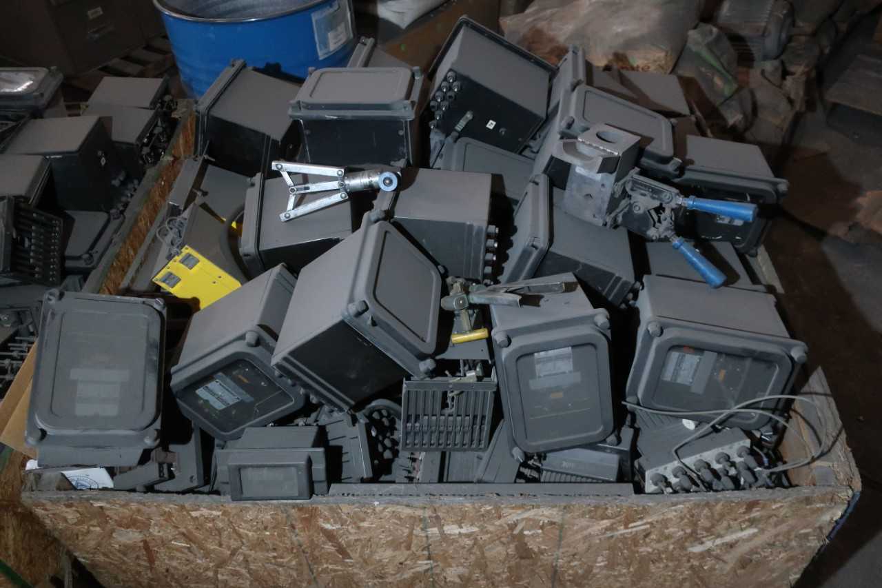 CRATE OF ASSORTED OVER CURRENT RELAYS, GENERAL ELECTRIC - ELECTRIC MOTORS