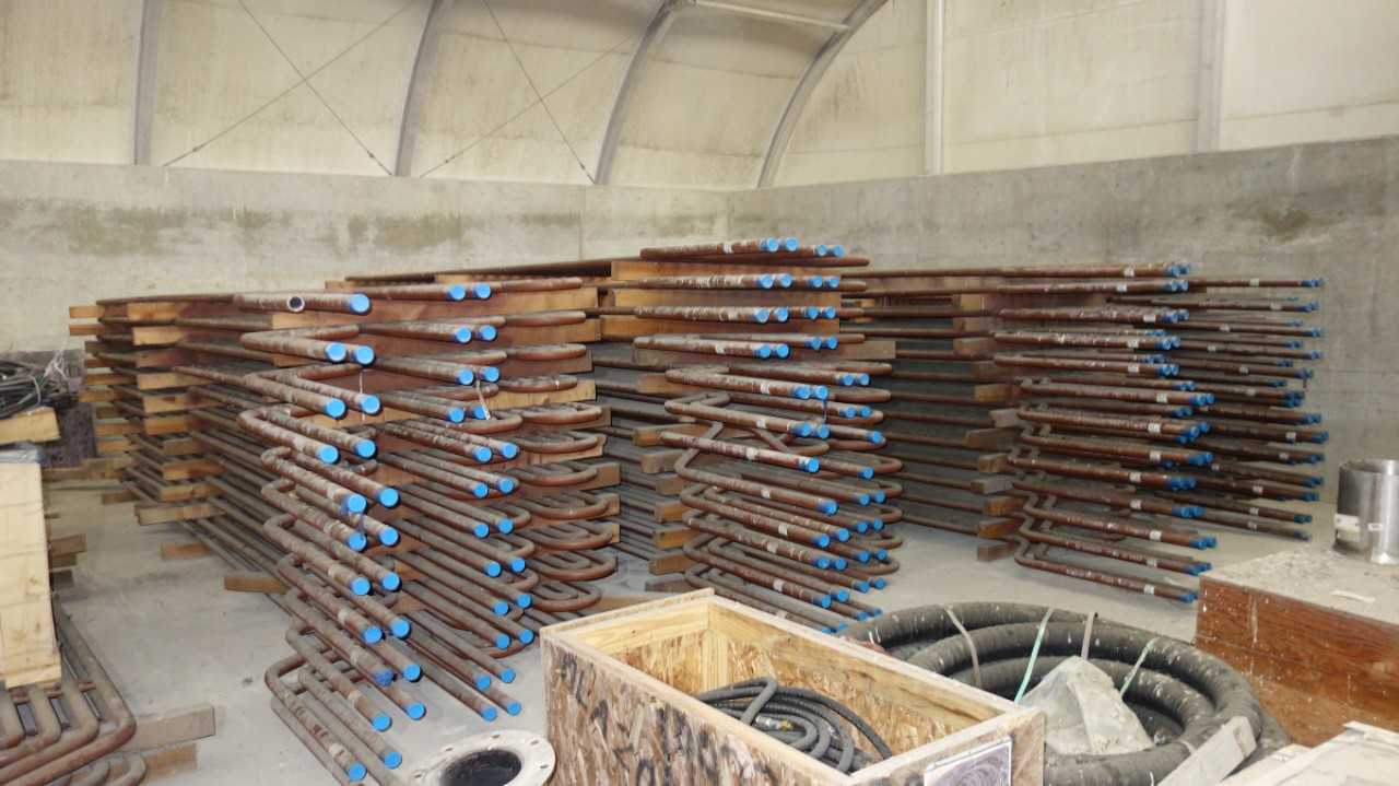 LOT OF 4 ROWS OF ASSORTED BOILER TUBING TUBES (INCLUDES ADDITIONAL SMALL ROW) - MACHINING ACCESSORIES & TOOLING