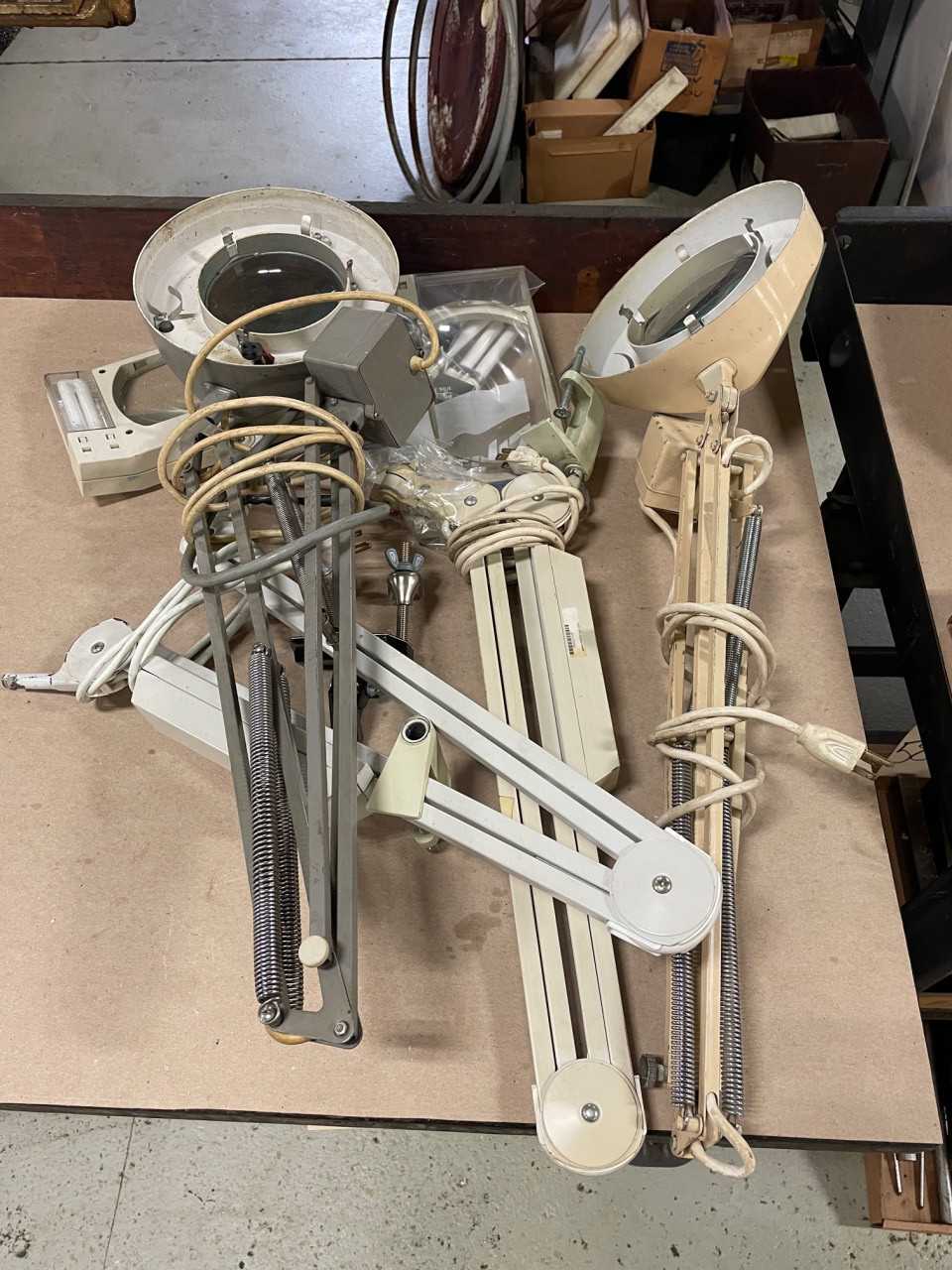 4 Magnified Bench Lamps - MISCELLANEOUS 4 Magnified Bench Lamps - MISCELLANEOUS