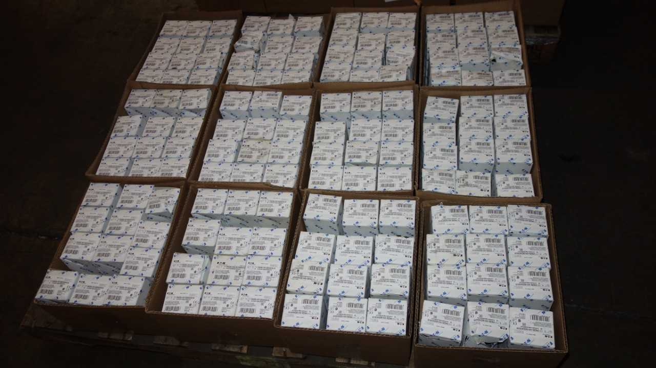 1 PALLET OF EATON PKZ0-XH-SOND539 DOOR COUPLING SWITCHES - TOOL STORAGE