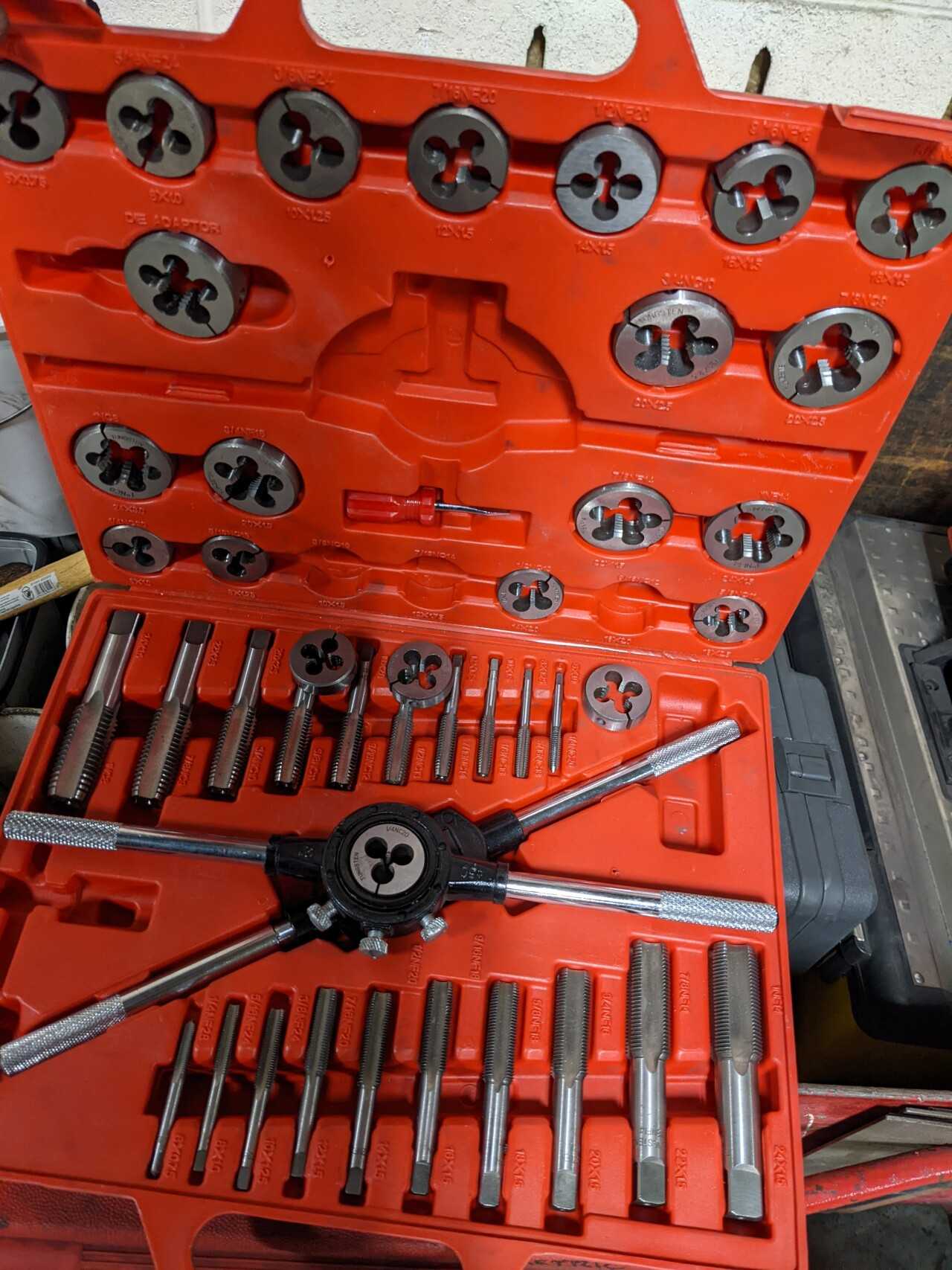 LOT OF ASSORTED HYDRAULIC RAMS & TAP AND DIE SETS - HAND TOOLS