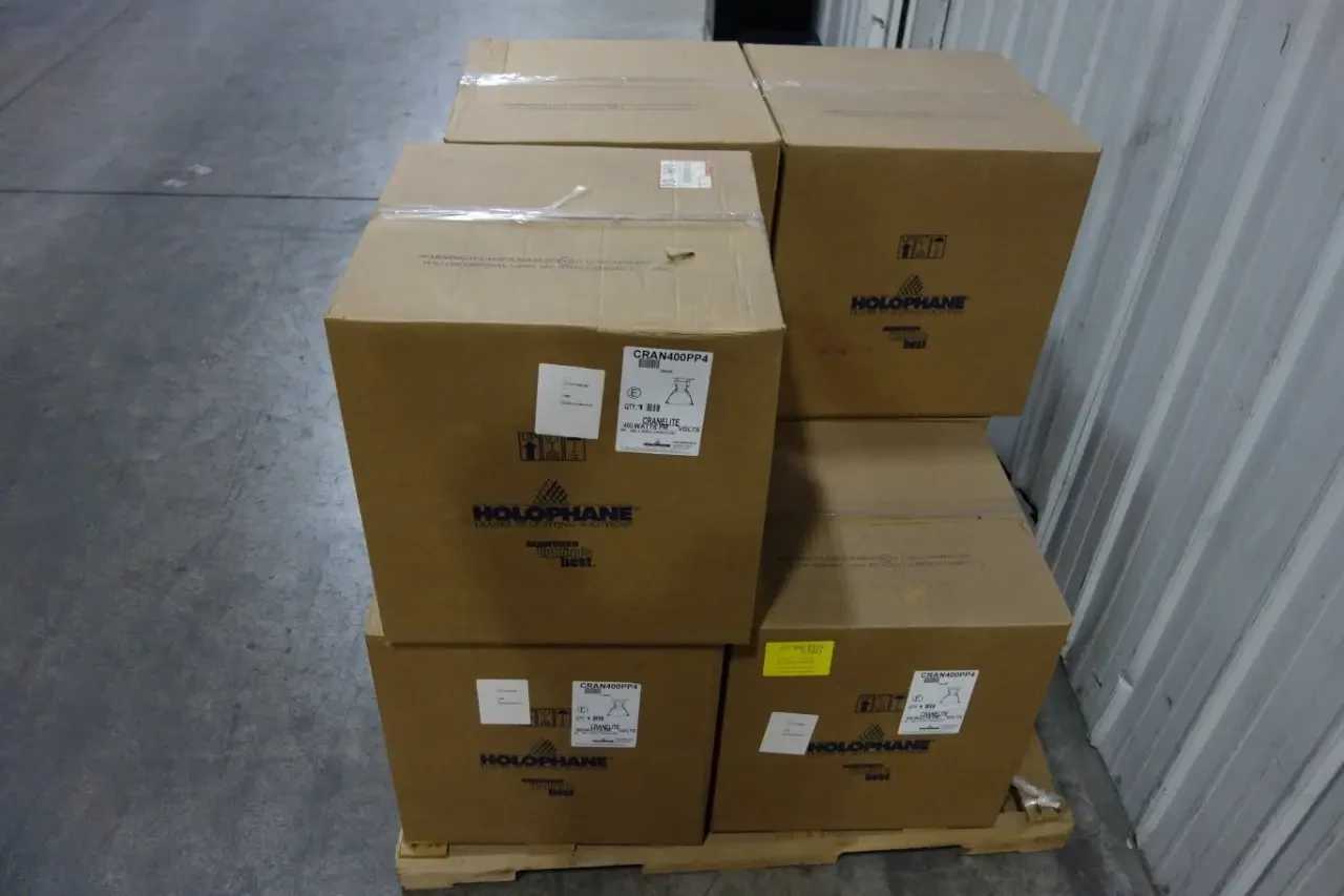 LOT OF 7 HOLOPHANE LIGHT FIXTURES - LIGHTING