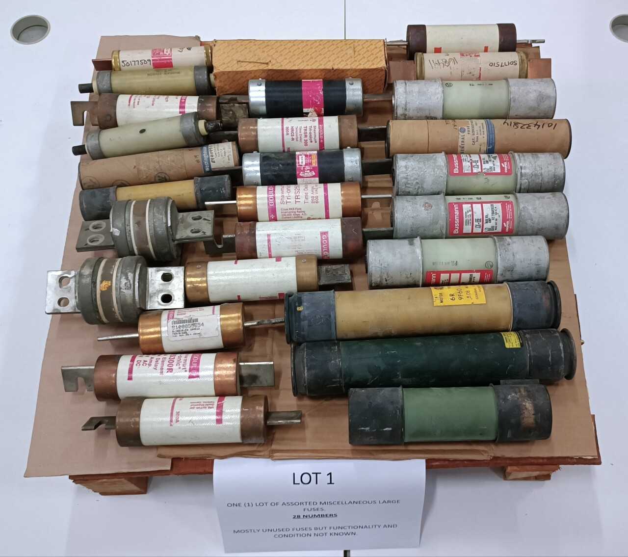 ONE (1) LOT OF ASSORTED MISCELLANEOUS LARGE FUSES. - FUSES