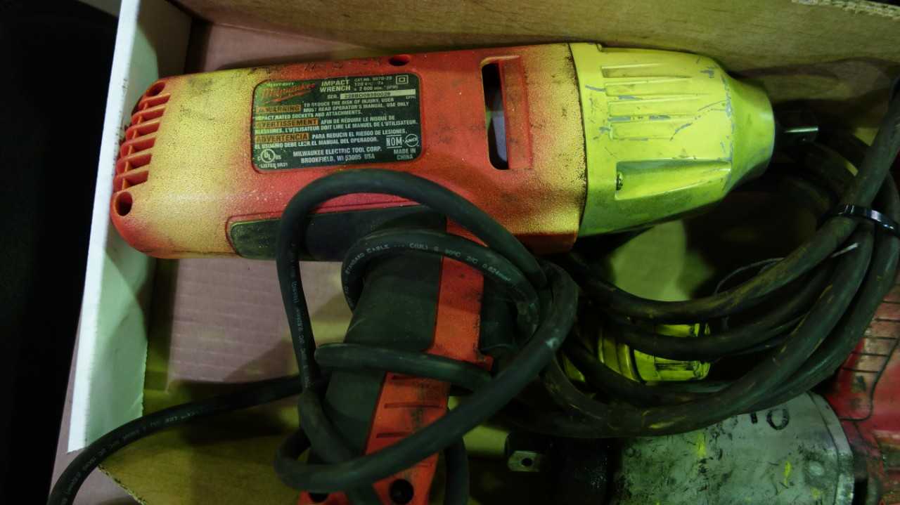 LOT OF 2 MILWAUKEE 1/2IN IMPACT WRENCHES - ELECTRIC POWER TOOLS