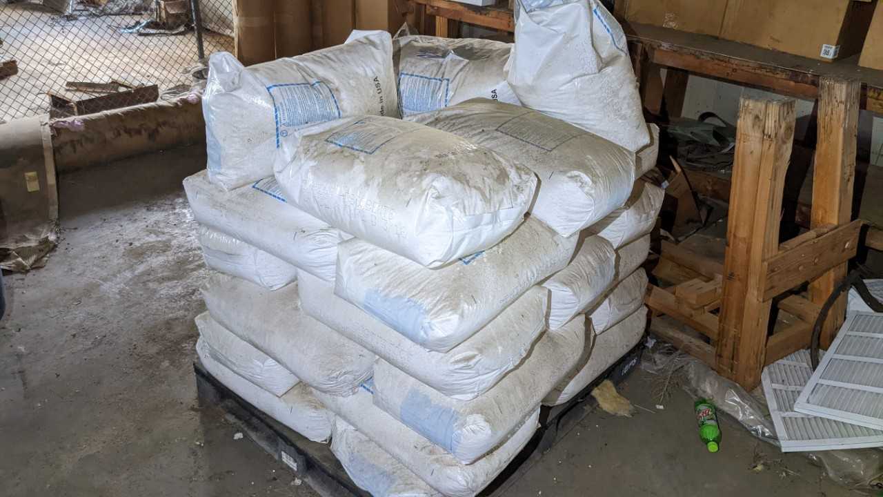 PALLET OF ACTIVATED ALUMINA - LIGHTING PALLET OF ACTIVATED ALUMINA - LIGHTING