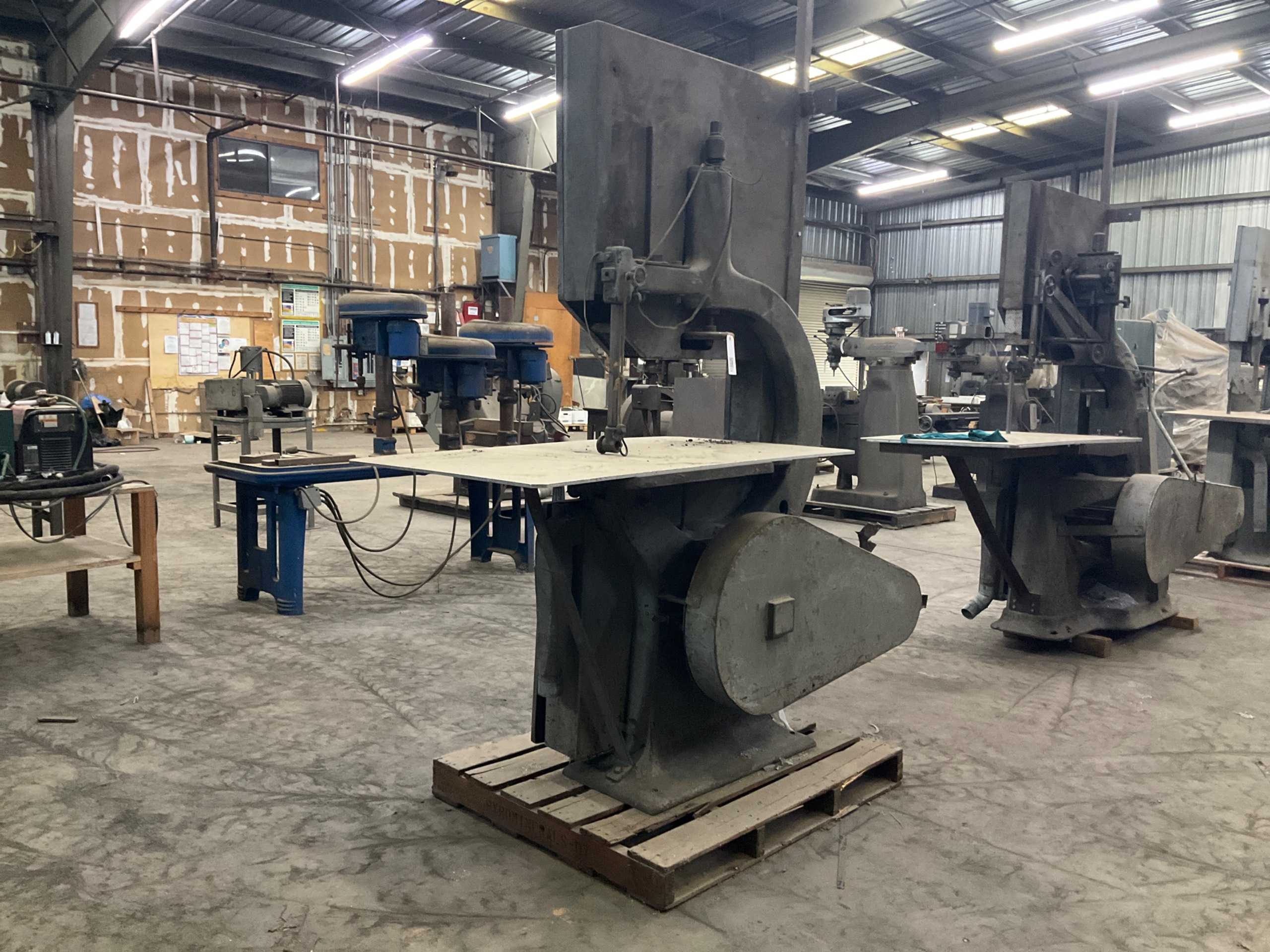 VERTICAL BAND SAW