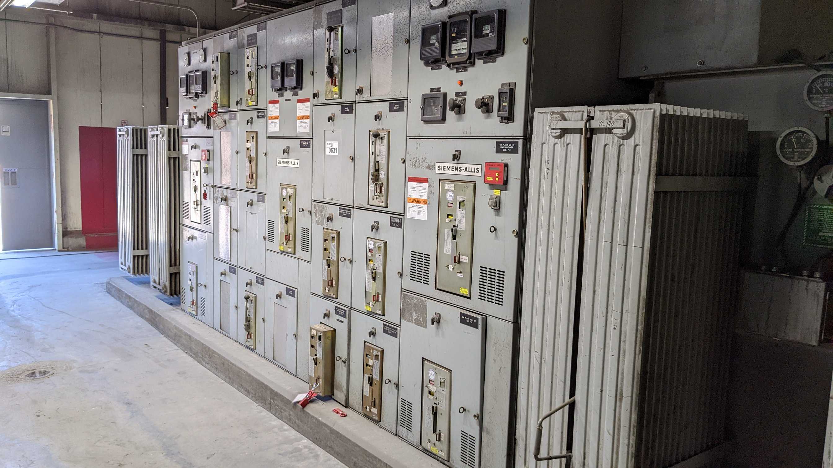 LOT OF 25 ALLIS-CHALMERS CIRCUIT BREAKERS - CIRCUIT BREAKERS