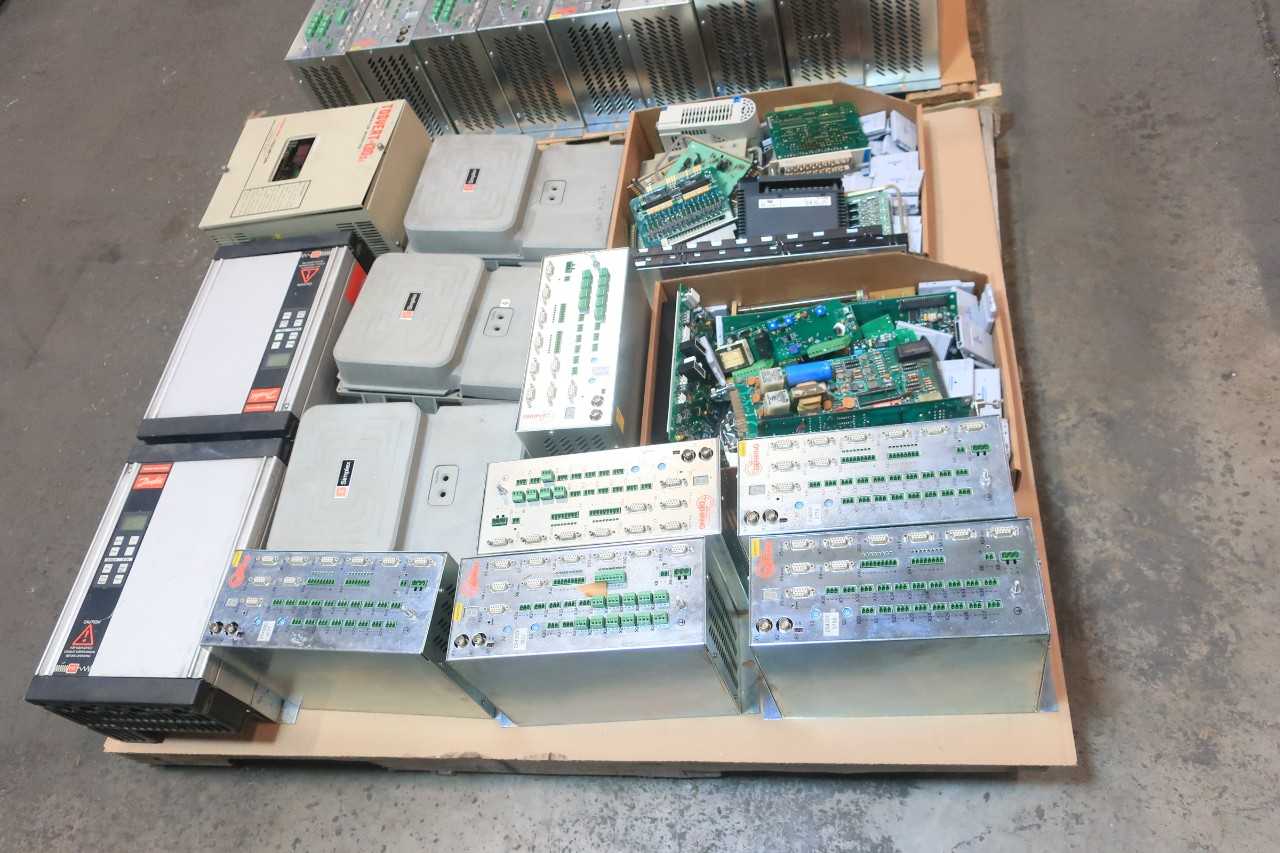 2 PALLETS OF ASSORTED ELECTRICAL PRESSURE GAUGE, BASEPLATE CONTROLLER, MODULES, CIRCUIT BOARDS, PRESSURE SWITCH, INTERFACE PANEL CONTROLS- MITSUBISHI, YASKAWA, GENERAL ELECTRIC, TERRAWAVE, SIMPLEX, GEHRING, ASHCROFT - AUTOMATION & CONTROLS
