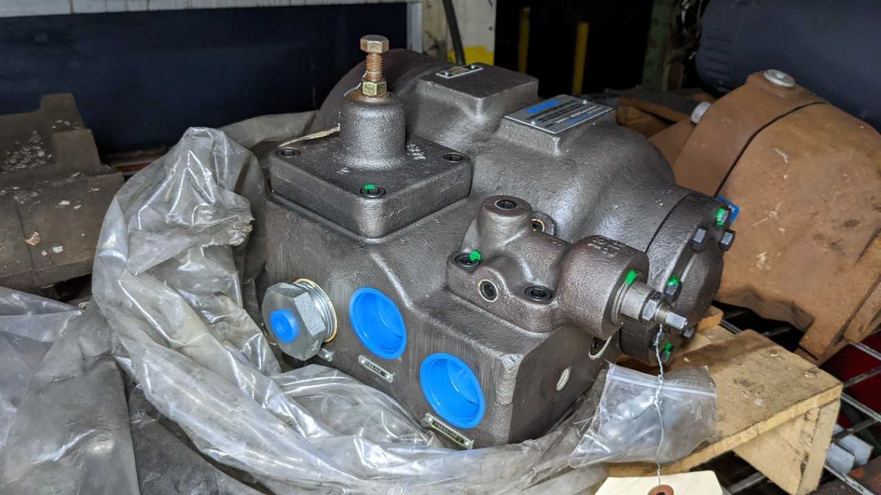 Lot of 4 hydraulic pumps. - PUMPS