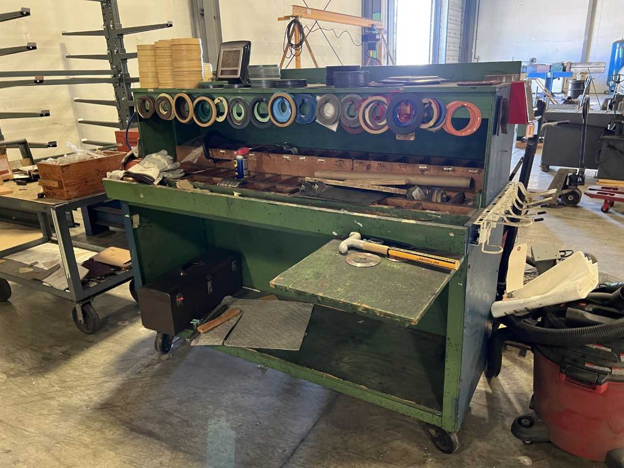 Lot of wooden shelf on casters with gaskets and miscellaneous content. - INDUSTRIAL PARTS Lot of wooden shelf on casters with gaskets and miscellaneous content. - INDUSTRIAL PARTS