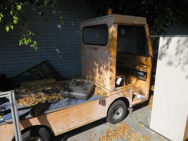 Taylor Dunn Cart (Does not run) - MISCELLANEOUS