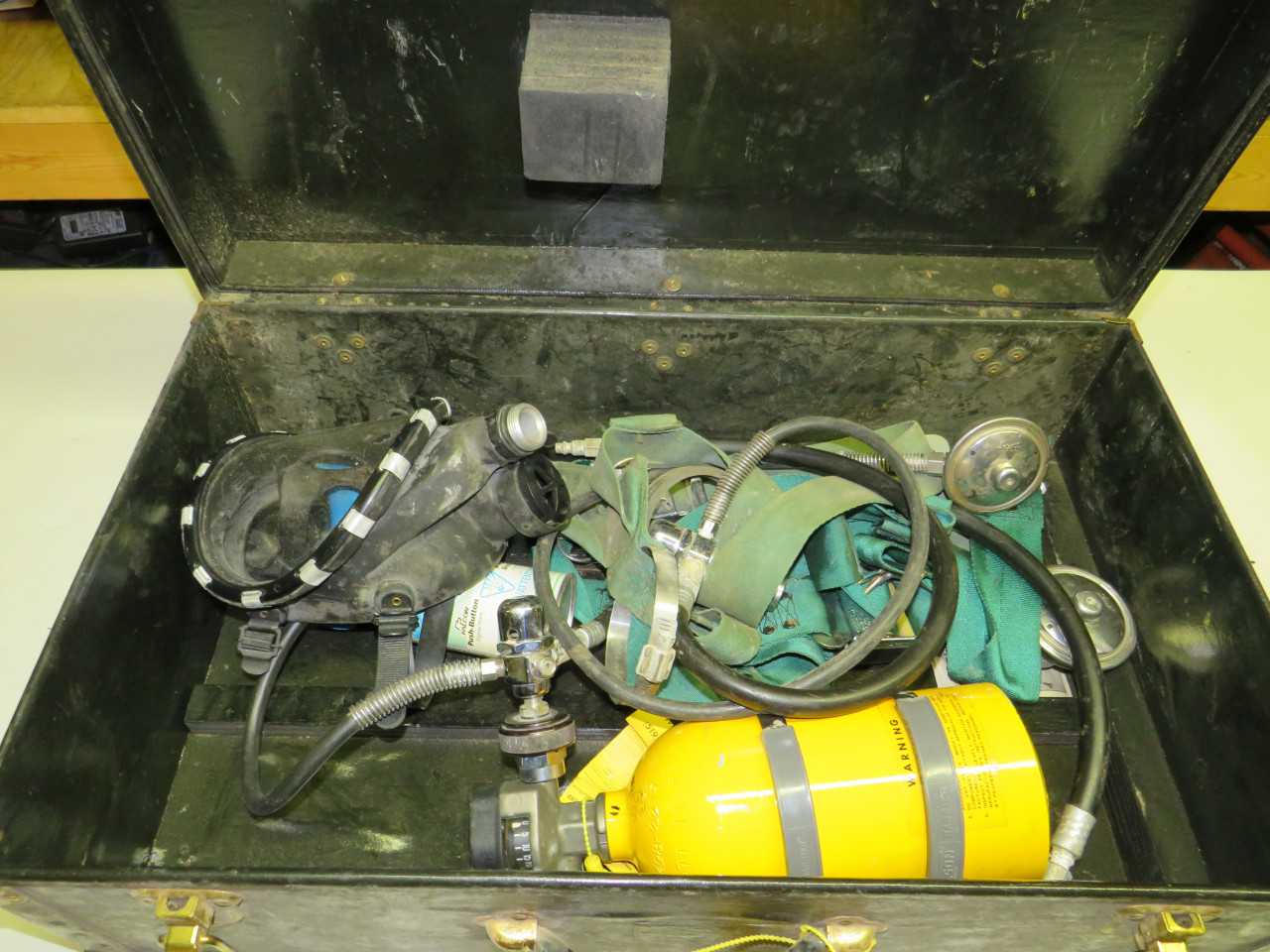 SCOTT OXYGEN RESPIRATION KIT - SCOTTORAMIC POSITIVE PRESSURE FULL-FACEPIECE ASSEMBLY 80500-33, SCOTT A2135 TANK - SAFETY EQUIPMENT