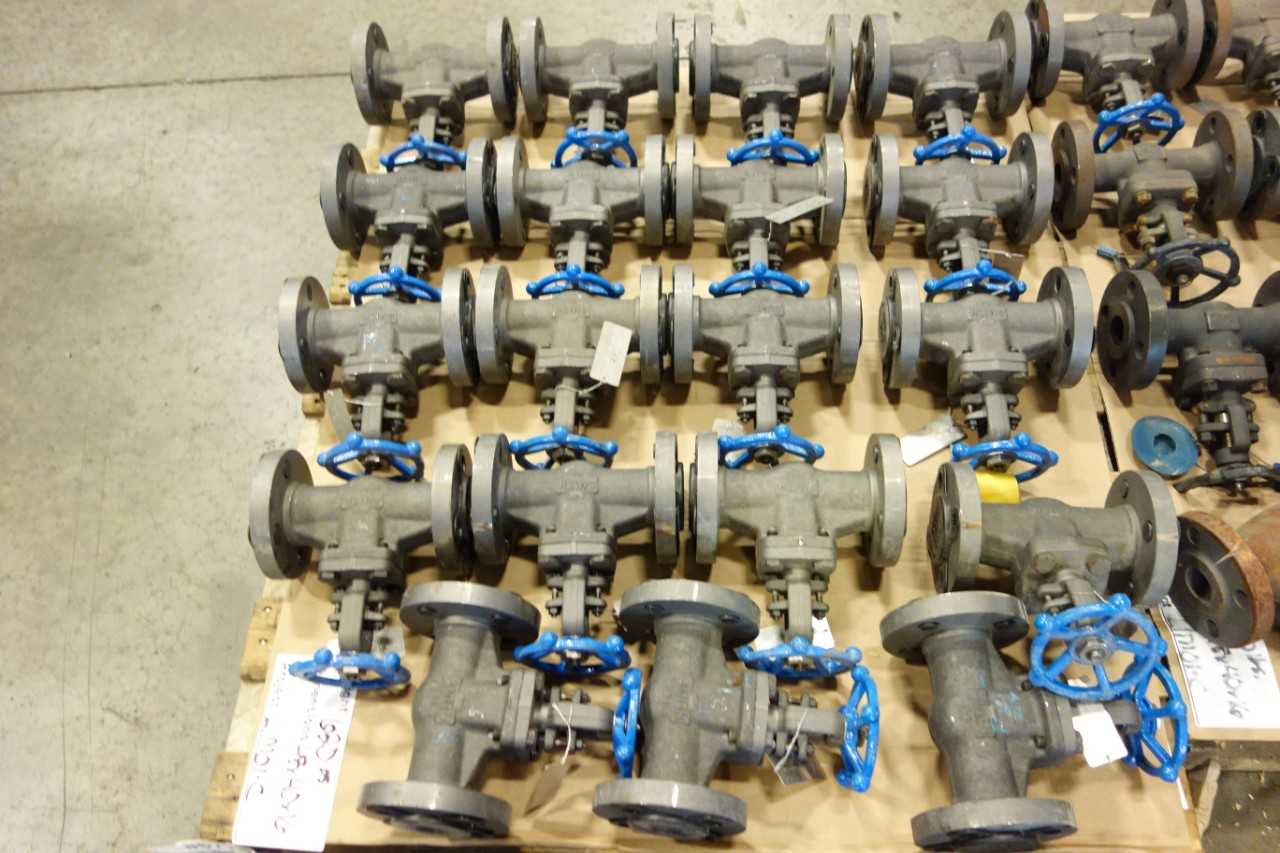 3 PALLETS OF ASSORTED MANUAL STEEL THREADED 1.5" GATE VALVES - VALVES