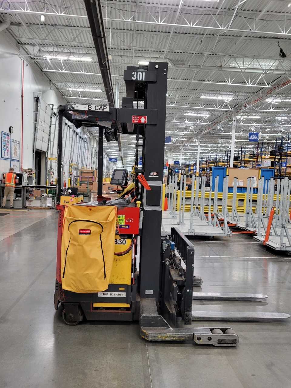 Raymond 4500# Straddle Reach Truck - REACH TRUCKS