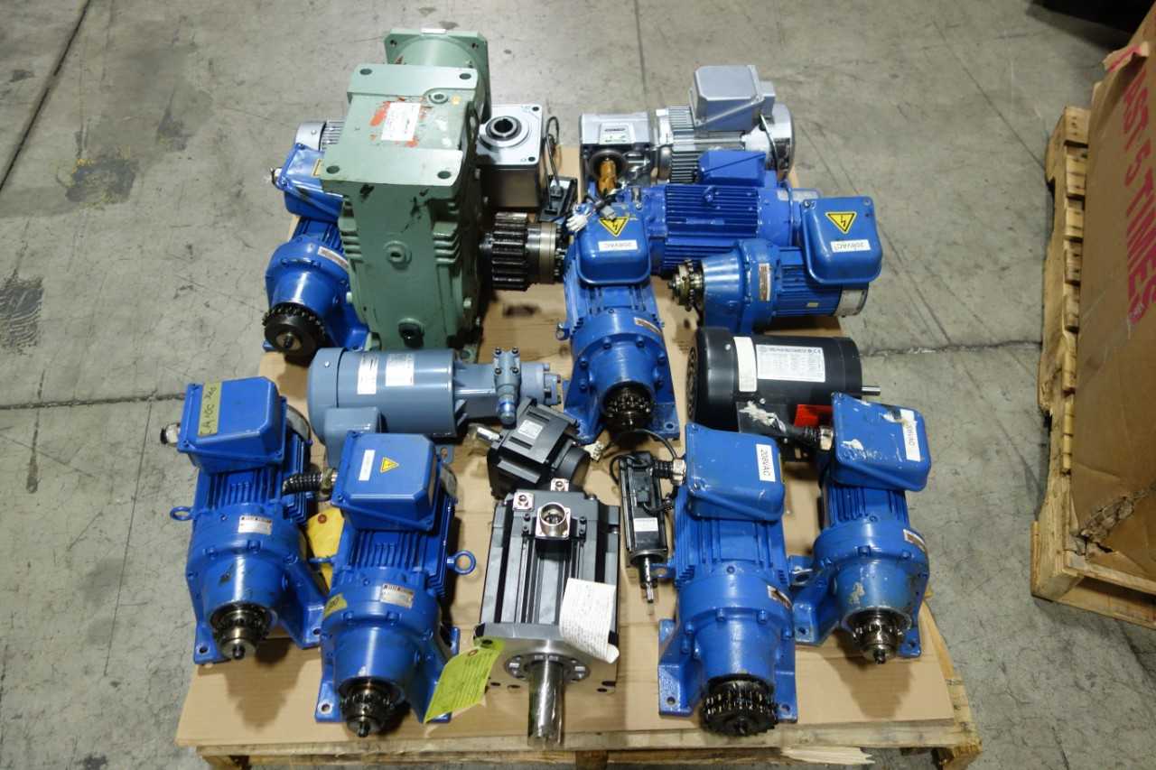 1 PALLET OF ASSORTED GEAR MOTORS  SERVO MOTORS  MITSUBISHI  SUMITOMO TSUBAKI - SERVO