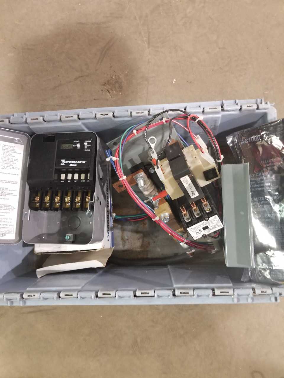 INTERMATIC BATTERY & MISCELLANEOUS PARTS (QTY 4) - ELECTRICAL COMPONENTS INTERMATIC BATTERY & MISCELLANEOUS PARTS (QTY 4) - ELECTRICAL COMPONENTS