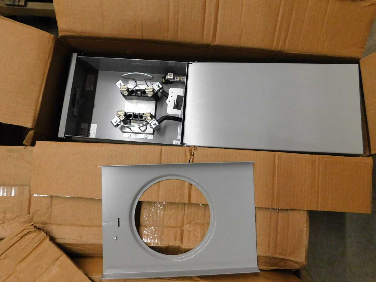 Lot of 1 Power Outlet Panel - ELECTRICAL COMPONENTS
