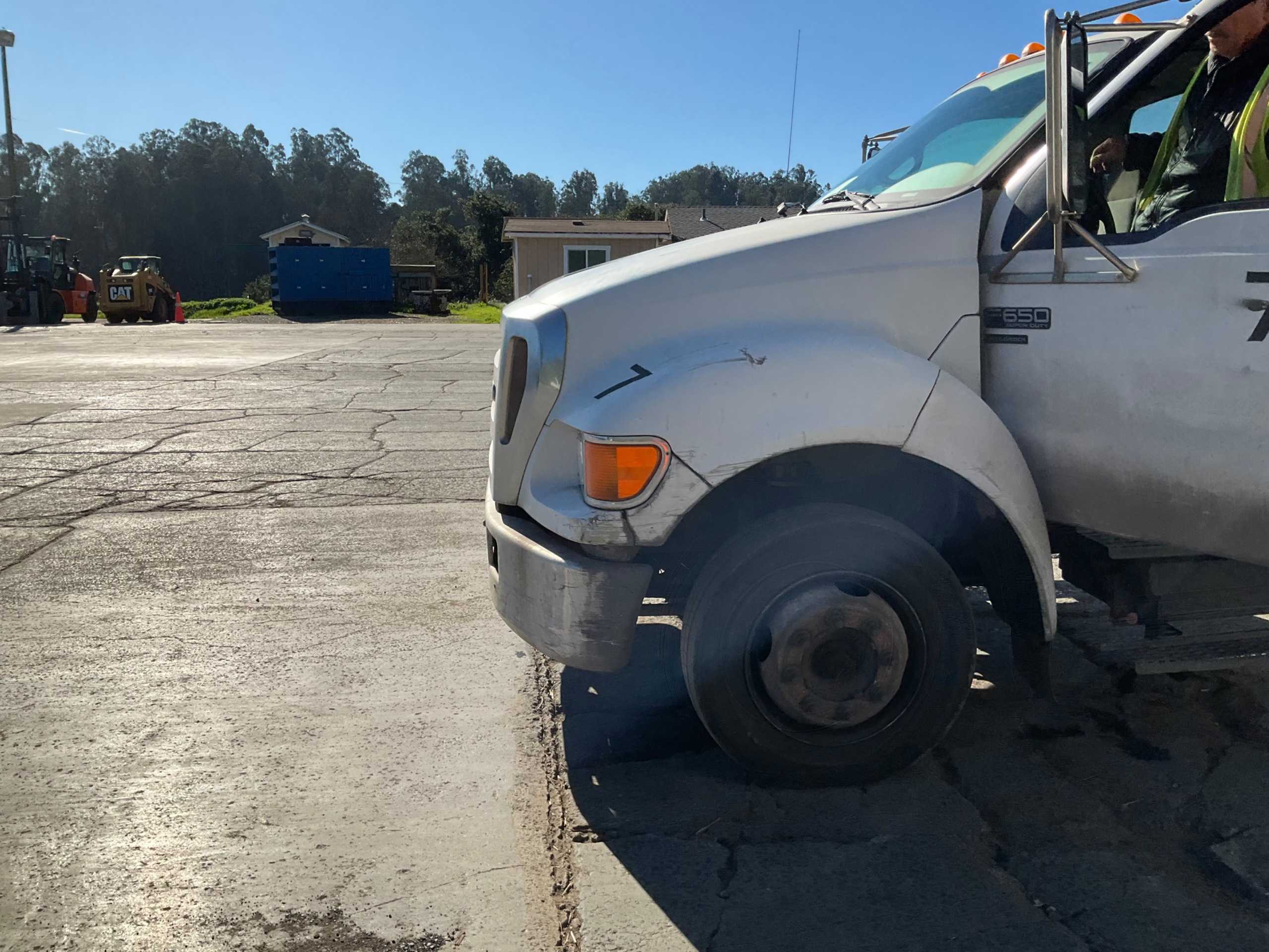 2004 FORD F-650 4X2 FLATBED TRUCK