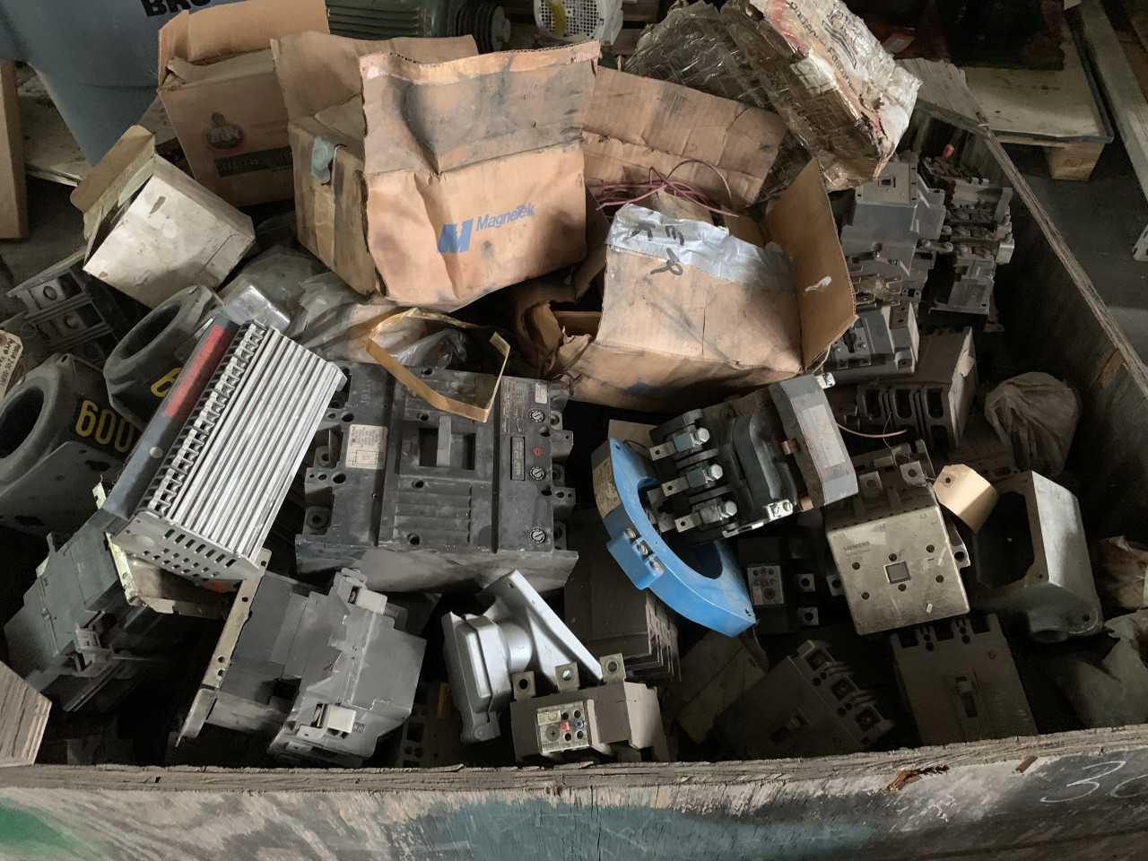 CRATE OF CIRCUIT BREAKERS & MOTOR STARTERS MISC. ELECTRICAL - CIRCUIT BREAKERS