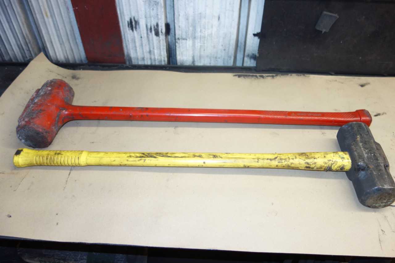 LOT OF 2 SLEDGEHAMMERS - HAND TOOLS