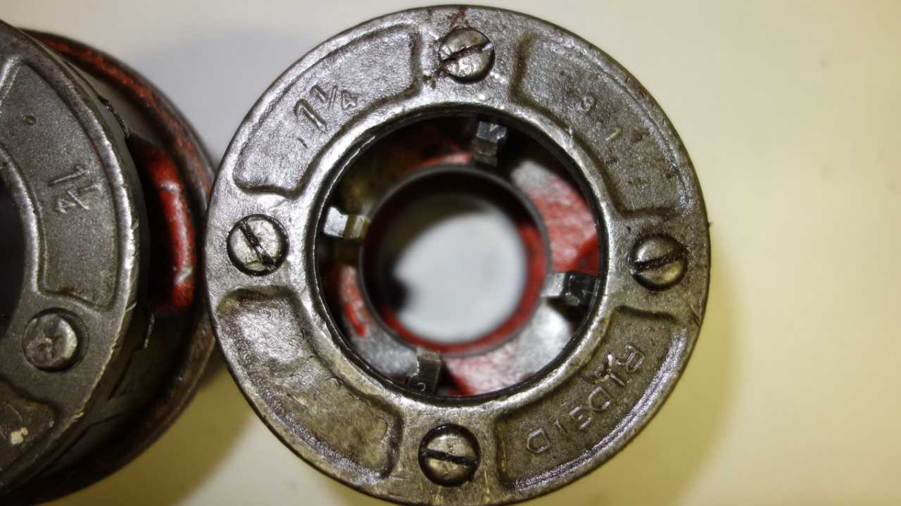 LOT OF 2 RIDGID 1-1/4 IN DIE HEADS - ELECTRIC POWER TOOLS