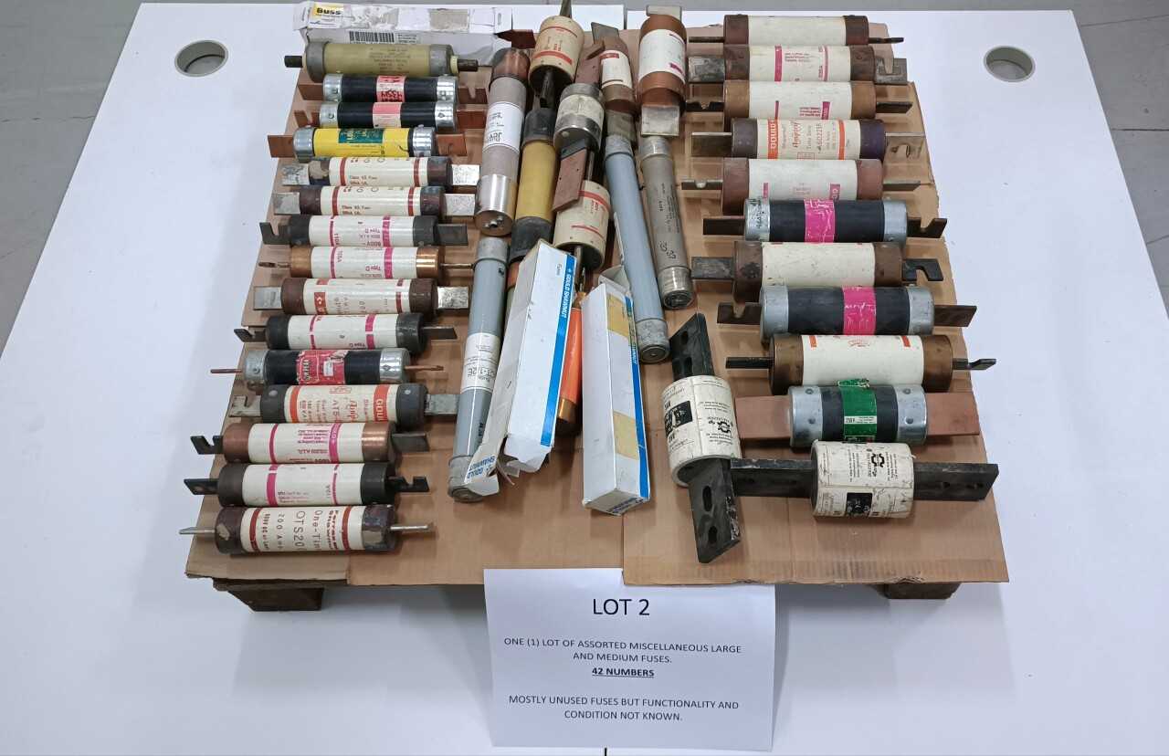 ONE (1) LOT OF ASSORTED MISCELLANEOUS LARGE AND MEDIUM FUSES. - FUSES