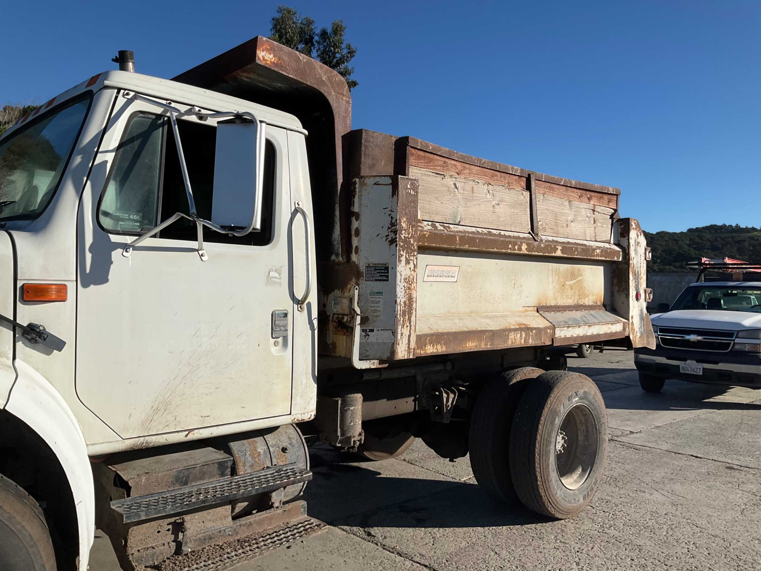 1993 INTERNATIONAL 4900 DUMP TRUCK