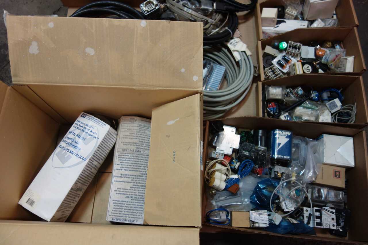 1 PALLET OF ASSORTED ELECTRICAL SERVO MOTOR, CABLES, PUSHBUTTONS, MODULES, BULBS- ALEN BRADLEY, OMRON, SQUARE D - ELECTRICAL COMPONENTS
