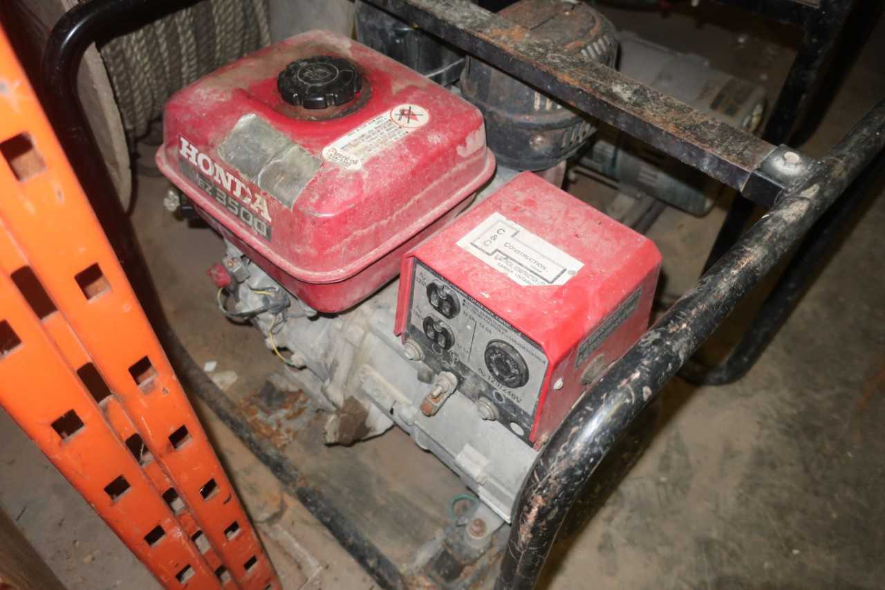 LOT OF 2 ASSORTED GASOLINE MOTOR GENERATOR, HONDA EZ 3500, BRIGGS & STRATTON 8HP - TRAILER MOUNTED EQUIPMENT