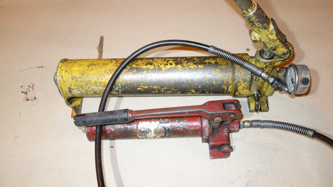 LOT OF 2 ASSORTED ENERPAC HYDRAULIC HAND PUMP, P 80 CC7 - HYDRAULIC PARTS