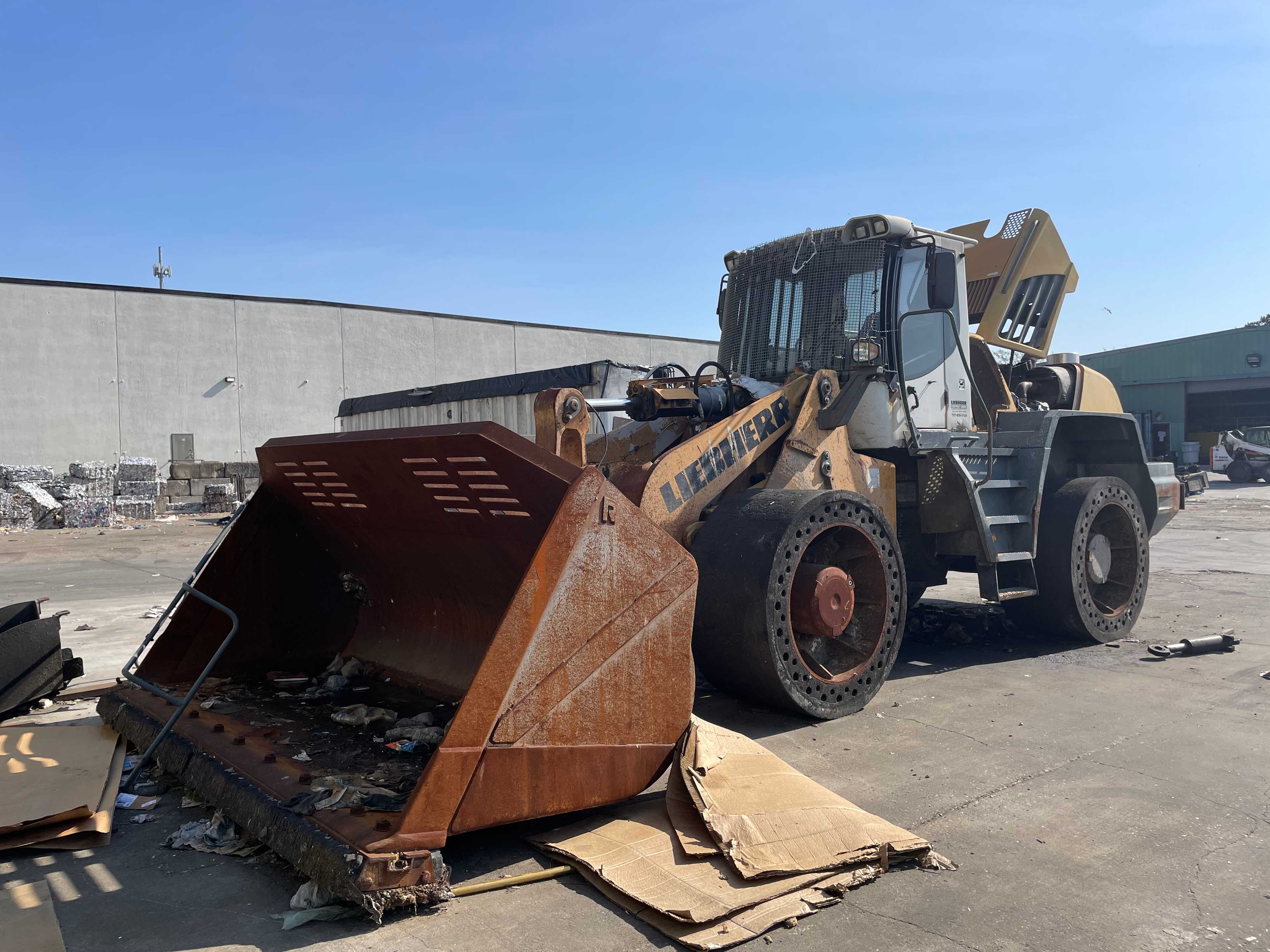 Liebherr L580 Wheel Loader - WHEEL LOADERS