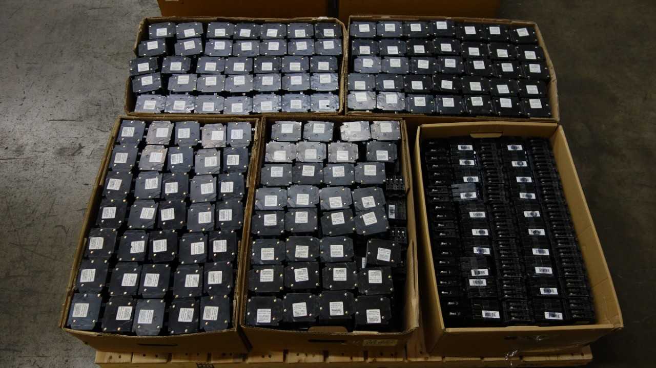 1 PALLET OF ASSORTED CIRCUIT BREAKERS - CIRCUIT BREAKERS