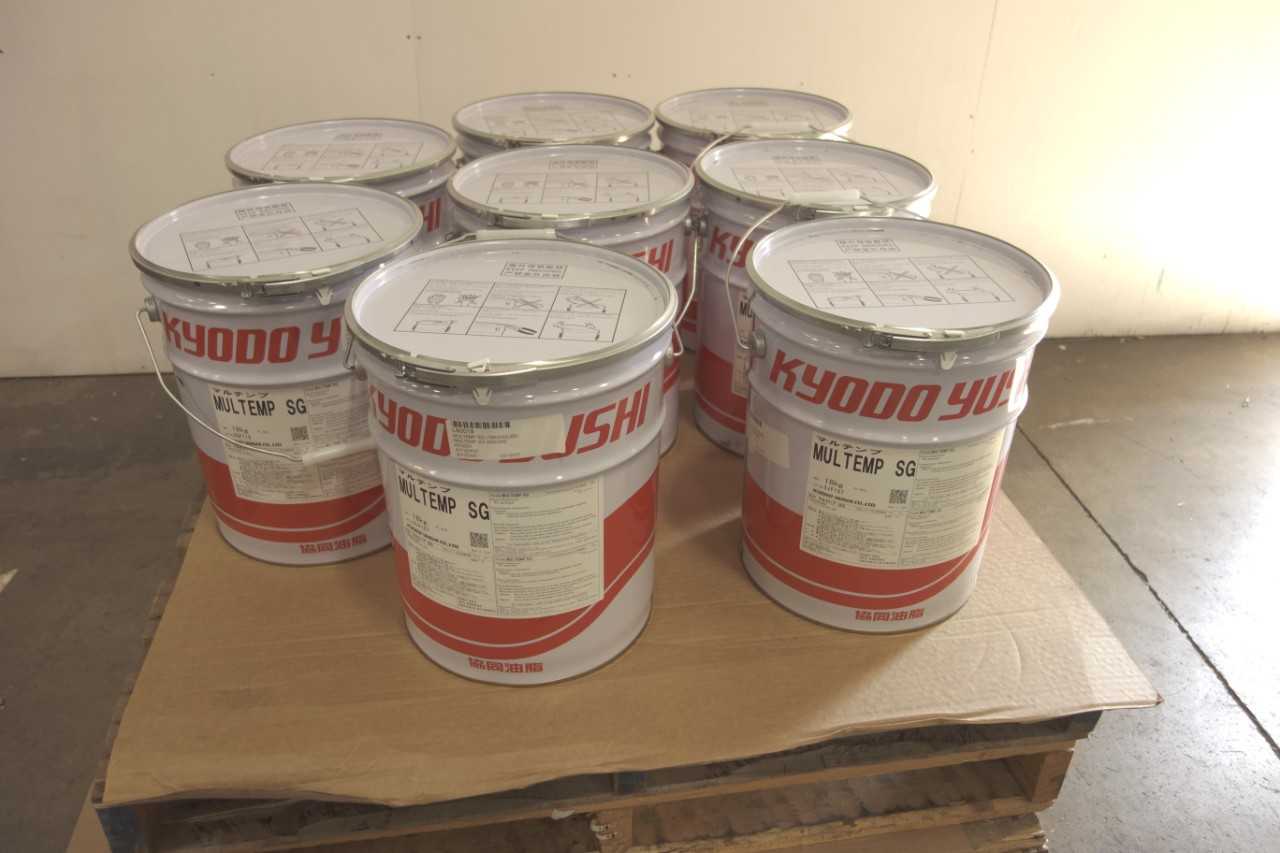 LOT OF 8 FIVE GALLON KYODO MULTEMP SG GREASE - ELECTRIC POWER TOOLS