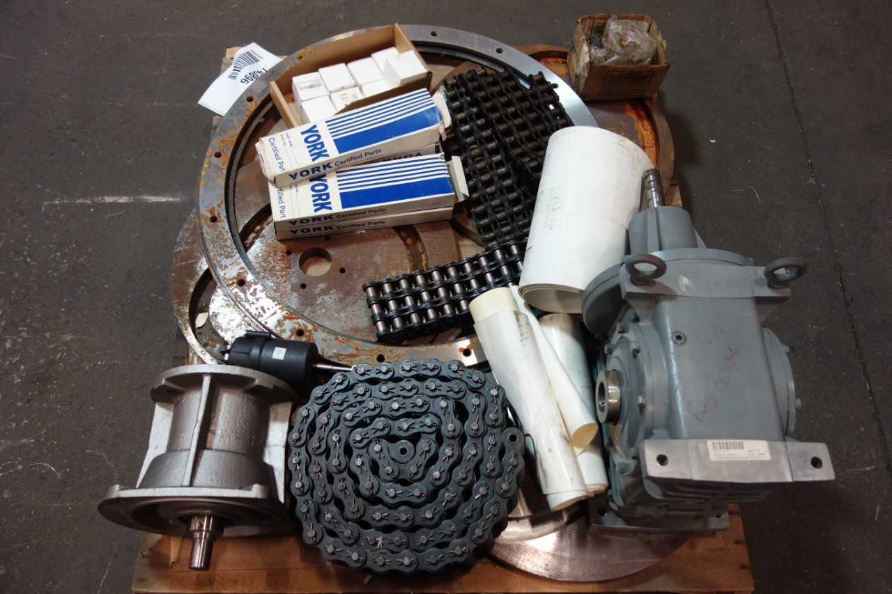 1 PALLET OF ASSORTED ROLLER CHAIN, GEAR REDUCER, POWER TRANS ACCESSORIES, BELTS, BUSHINGS- YORK, FENNER DRIVES - GEAR REDUCERS