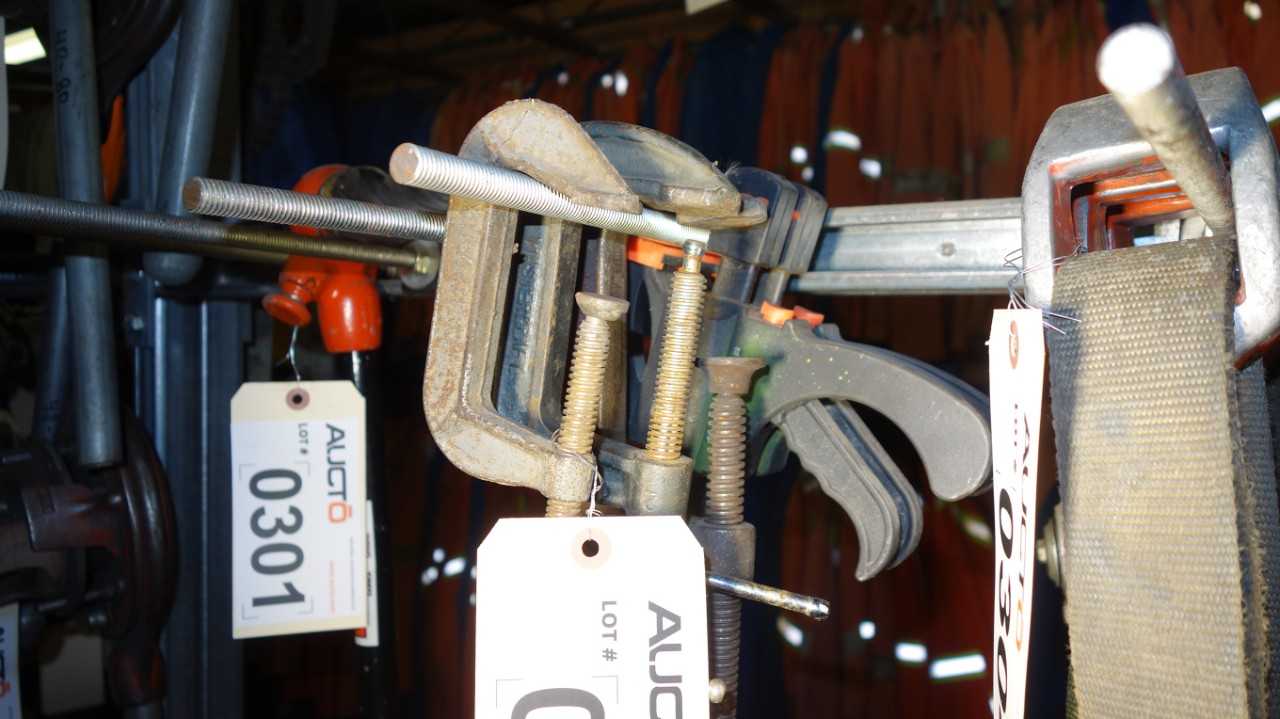 LOT OF 5 ASSORTED CLAMPS, 3X C-CLAMP, 2X BAR CLAMP - HAND TOOLS