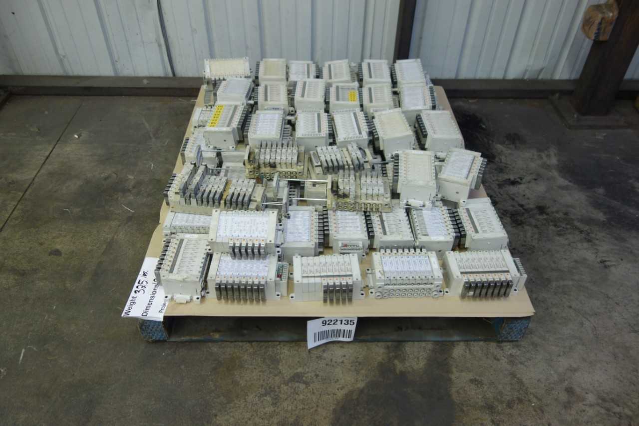 PALLET OF ASSORTED SMC PNEUMATIC VALVE MANIFOLDS - INDUSTRIAL PARTS
