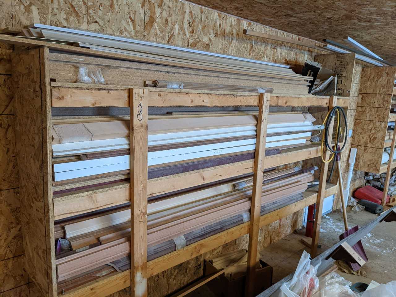 Lot of miscellaneous building material - MISCELLANEOUS